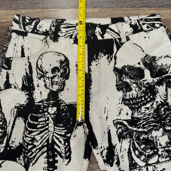 RARE🖤Rebel Vengeance Black and White Tapestry Skeleton Shorts Size 36💀LIKE NEW - Picture 7 of 9